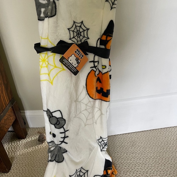 Hello Kitty Halloween 2023 Throw Blanket - Picture 1 of 3